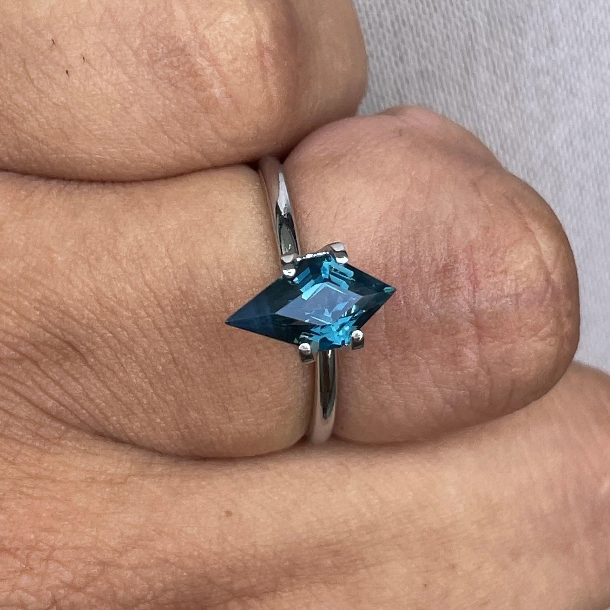 AAA 1.84 CT loose Kite Cut Shape Teal Parti Sapphire engagement ring gemstone loose gemstone sapphire
