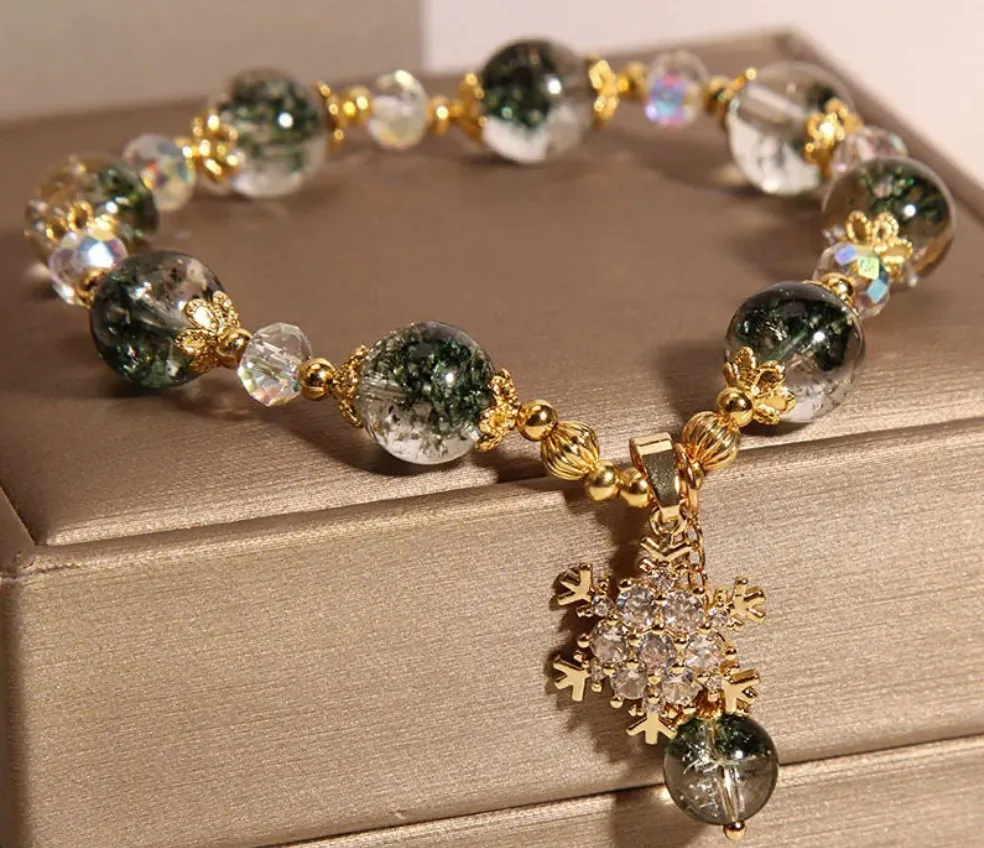 Bracelet de perles vertes & transparentes avec pendentif flocon orné de strass blanc & cuivré (1 coloris)