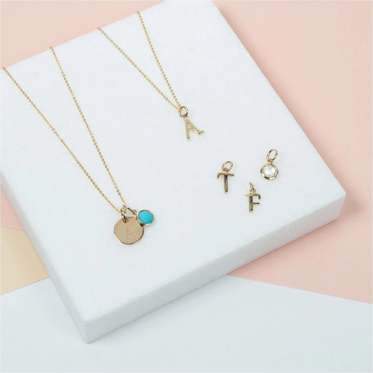 Hobury 9ct Yellow Gold Disc Engraved Initial Pendant