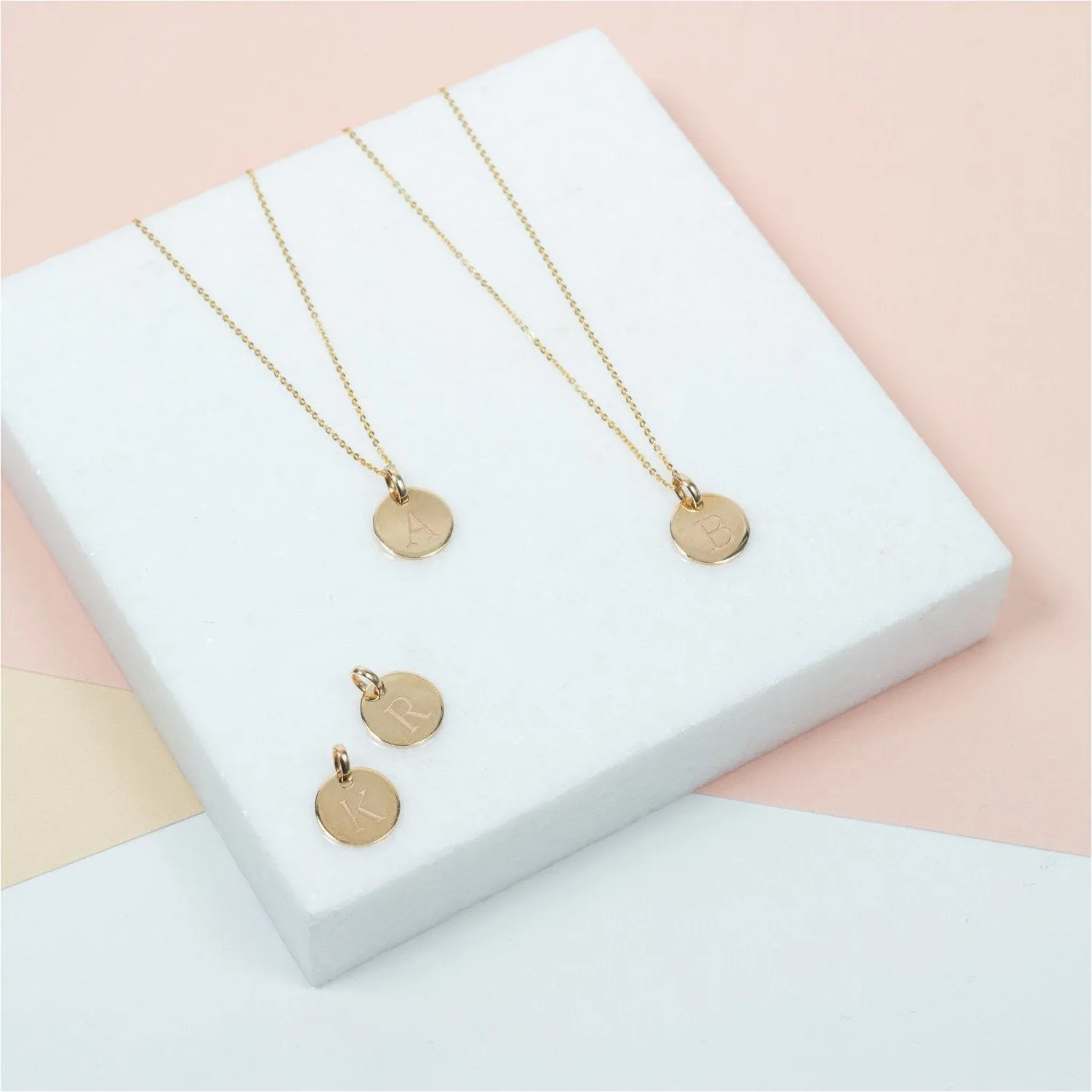 Hobury 9ct Yellow Gold Disc Engraved Initial Pendant