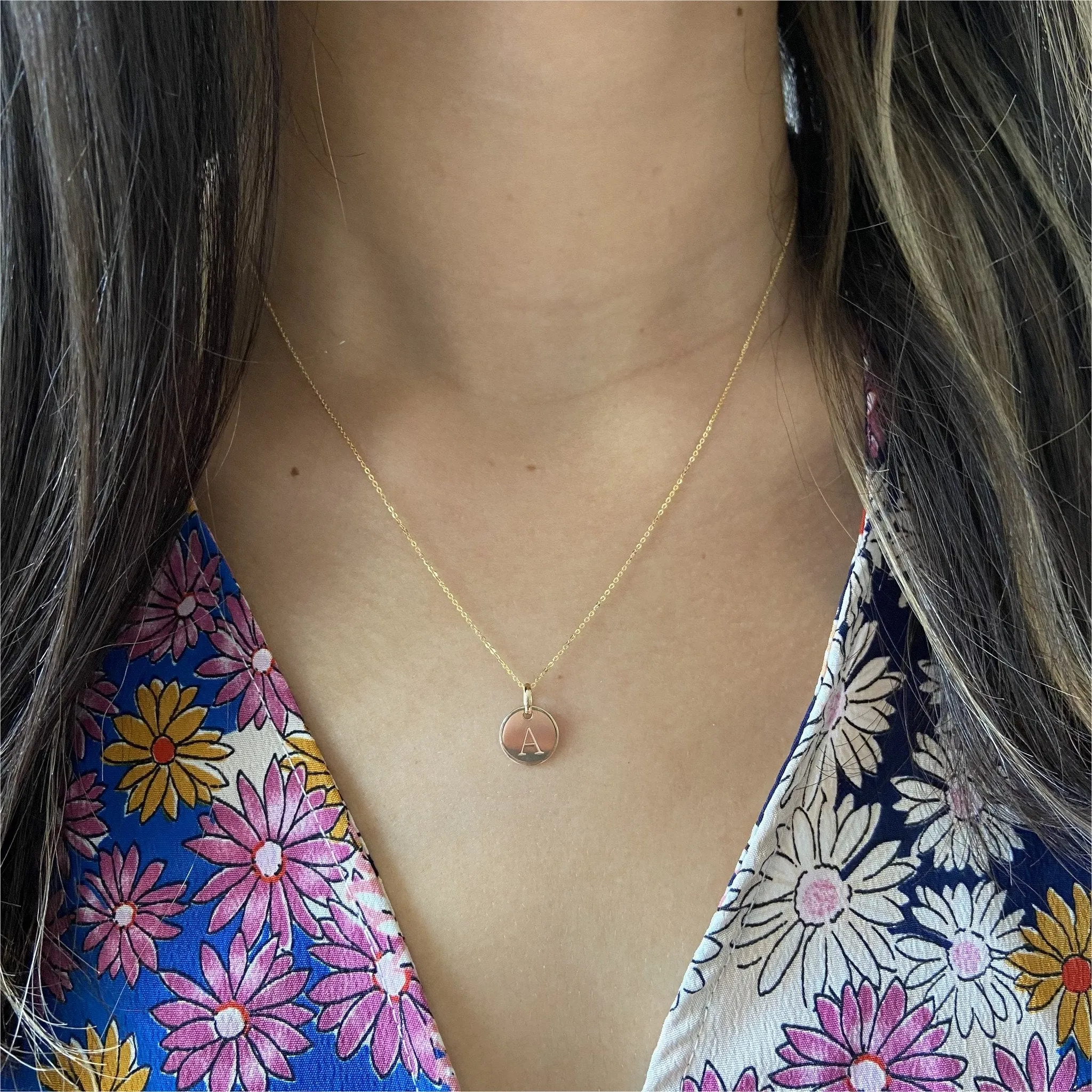 Hobury 9ct Yellow Gold Disc Engraved Initial Pendant